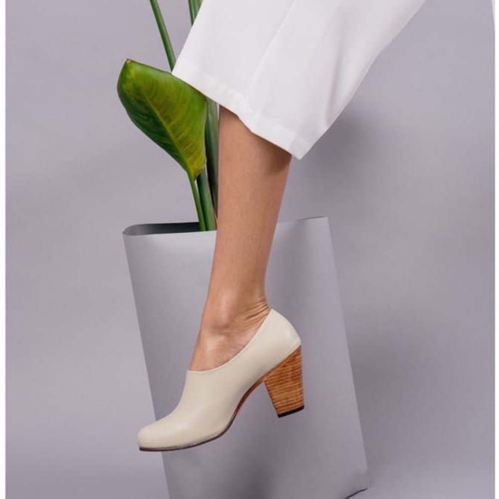 Nisolo Austin Heel in Cream (Sz 7)